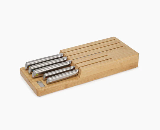 Joseph & Joseph, Set di coltelli in acciaio Elevate™ con vassoio portaoggetti da cassetto in bambù