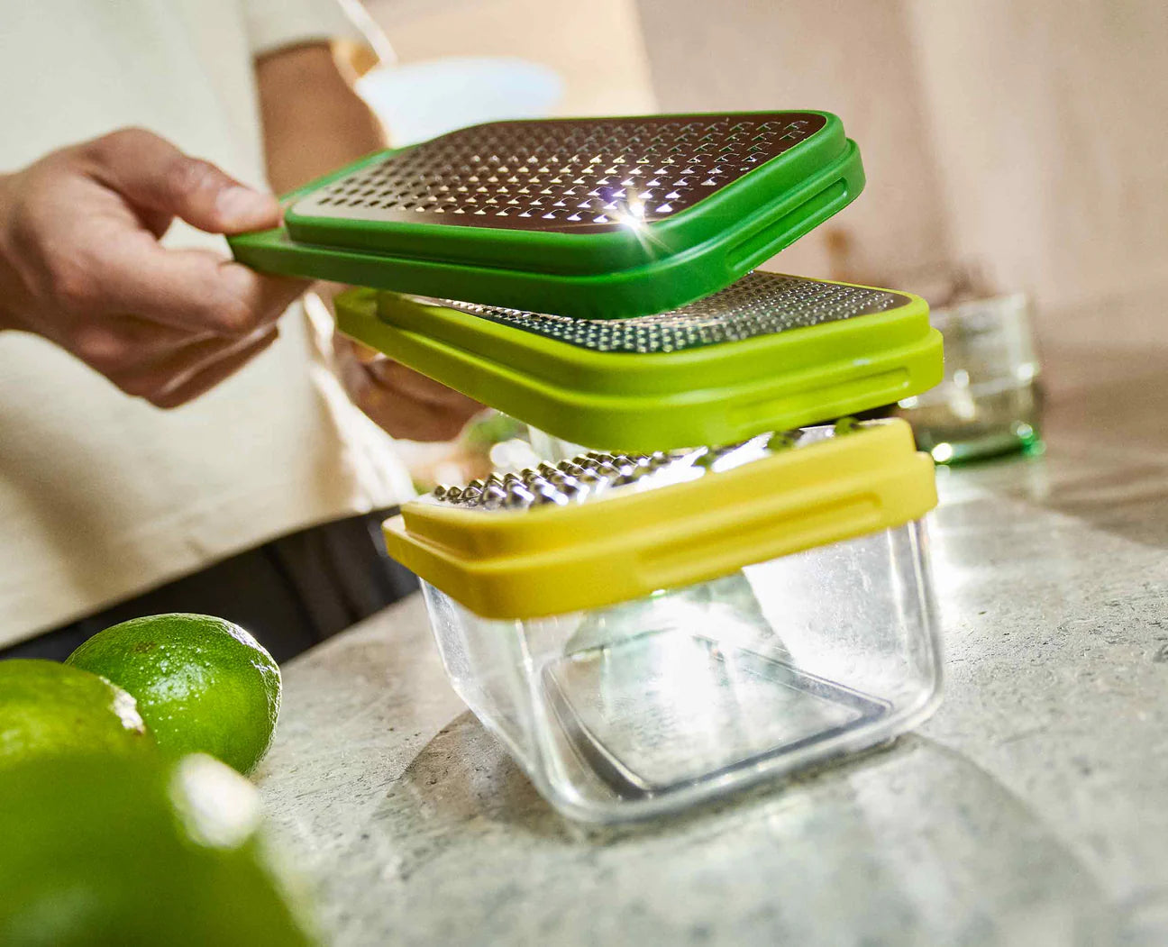 Set di grattugie 3 in 1 Multi-Grate & Store™ con contenitore