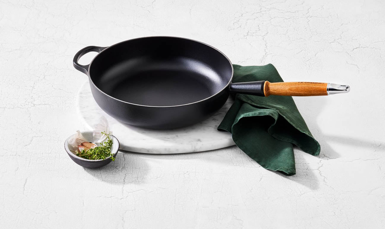 Padella alta Evolution con manico in legno in ghisa vetrificata - 28 cm, 3.6L
