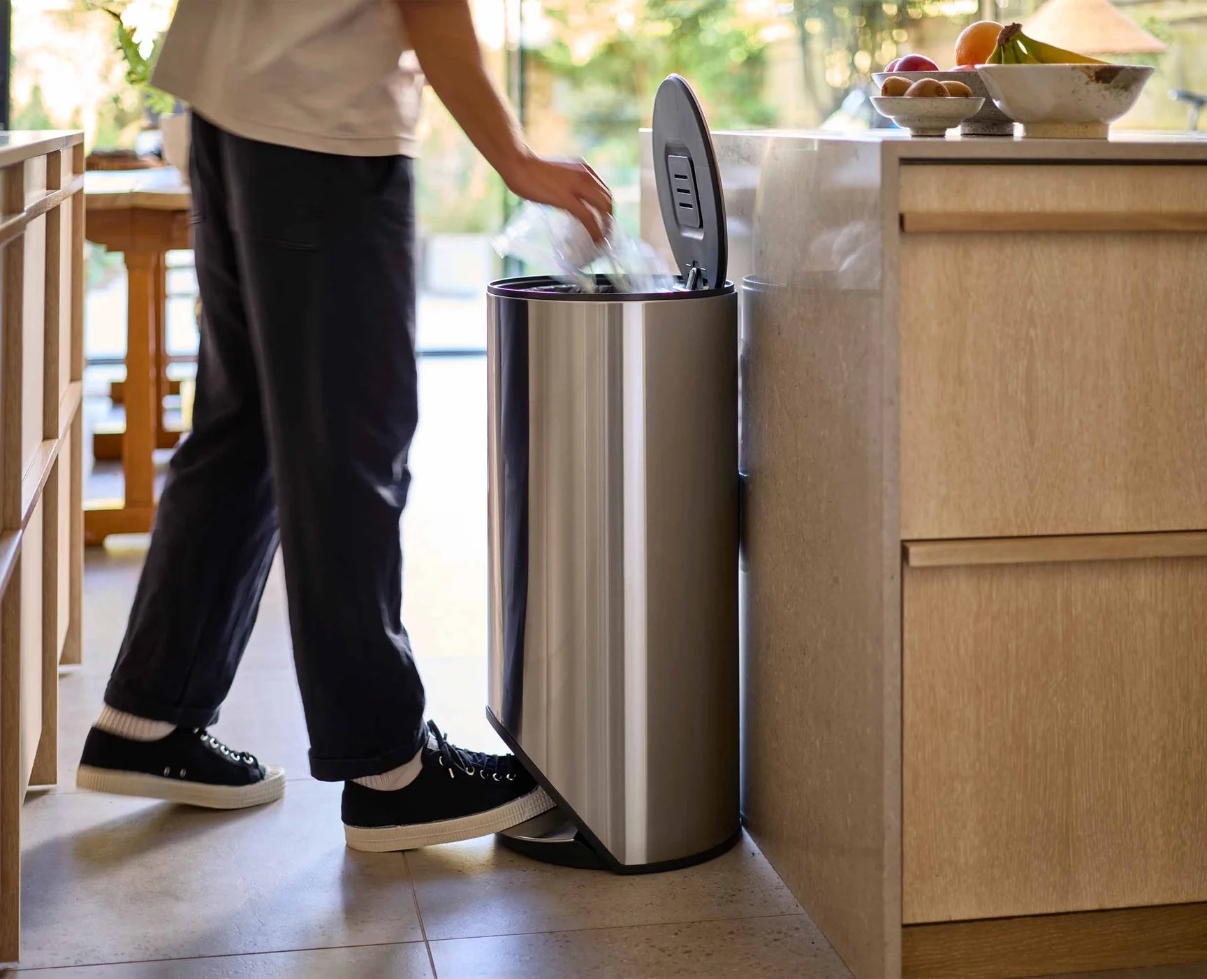 Pattumiera a pedale in acciaio inossidabile Arc™ da 30 litri, facile da sping
