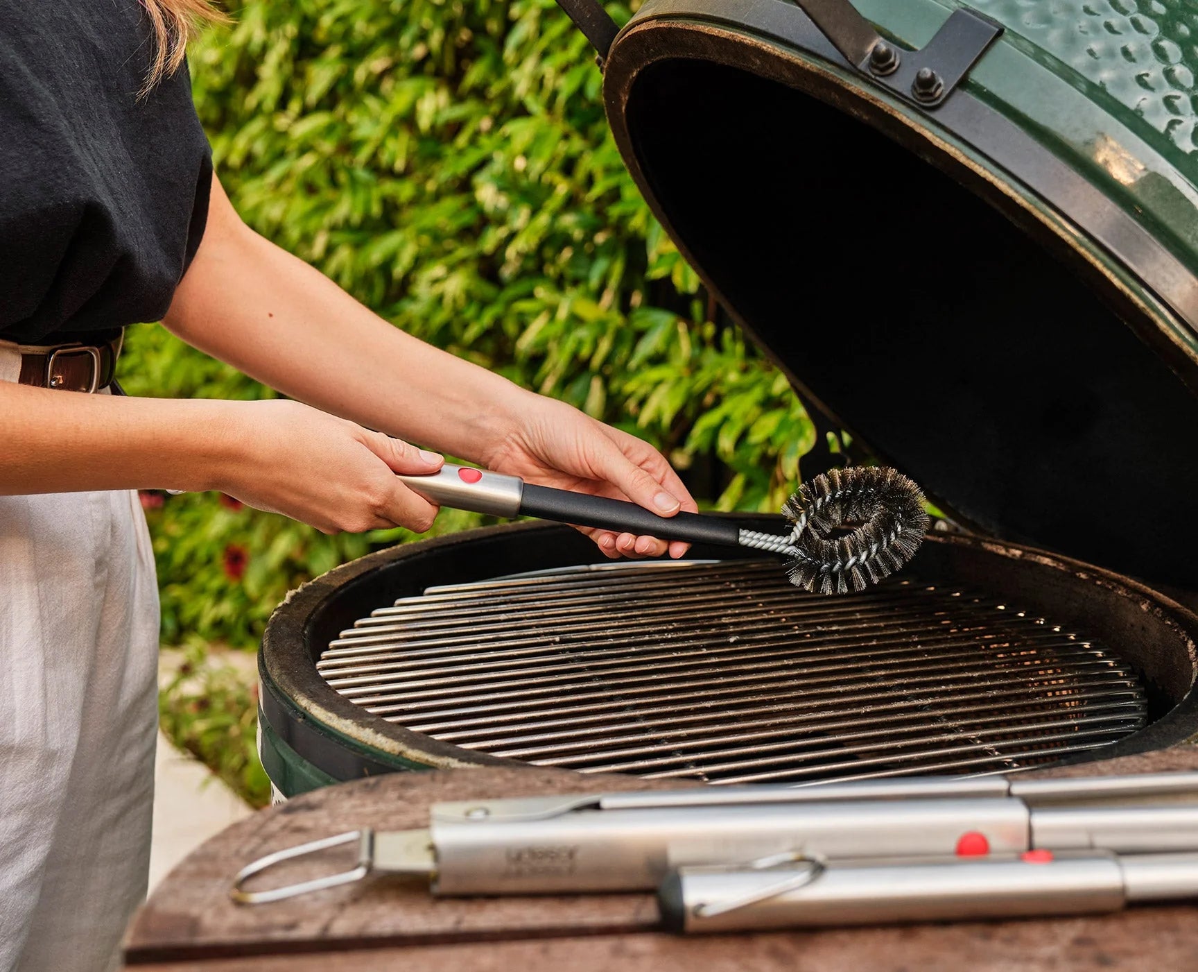 GrillOut™ Spazzola per la pulizia del barbecue - manico allungabile / in acc