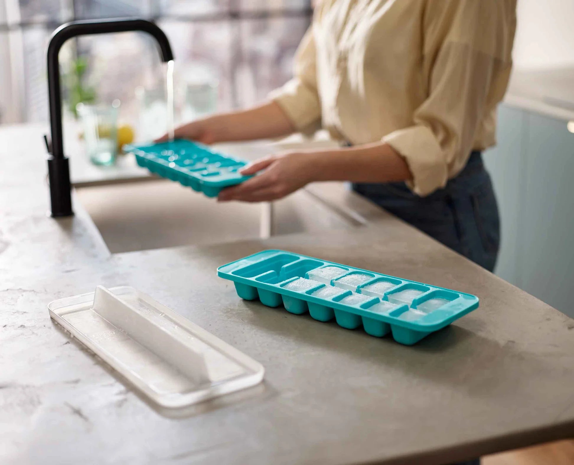 Flow™ Confezione da 2 vaschette per cubetti di ghiaccio blu facili da riempir