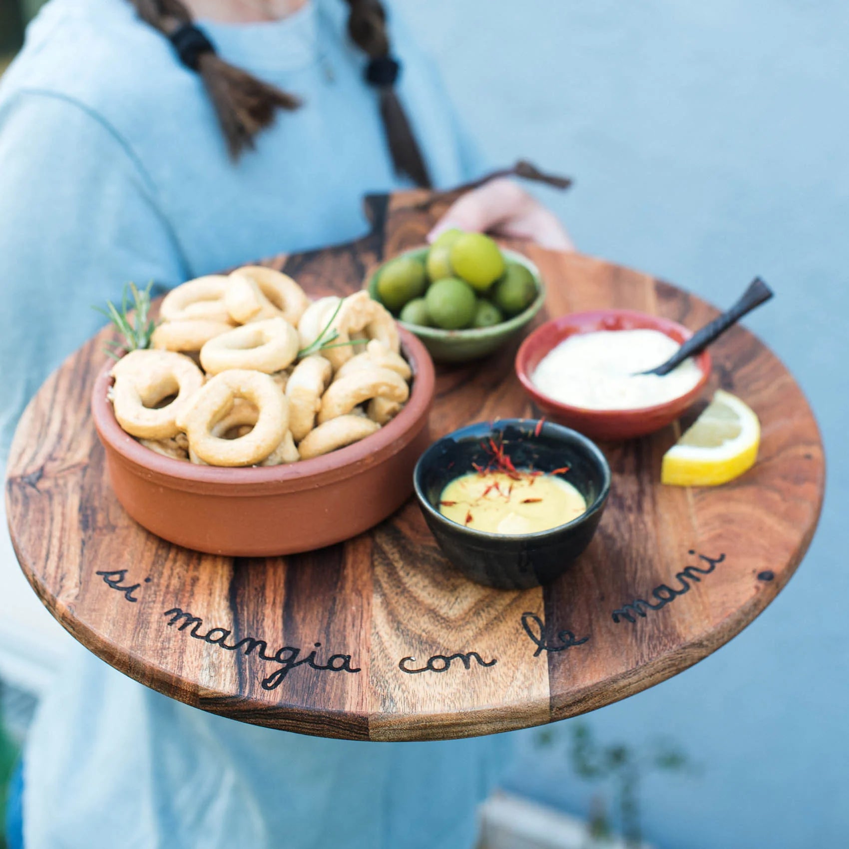 Tagliere tondo "Si mangia con le mani"