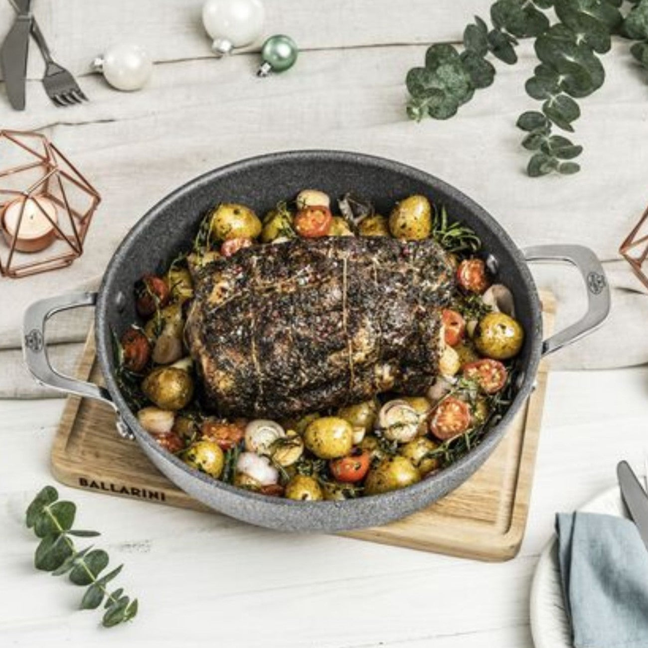 Tegame con coperchio 28 cm antiaderente con base dura al titanio senza pfas