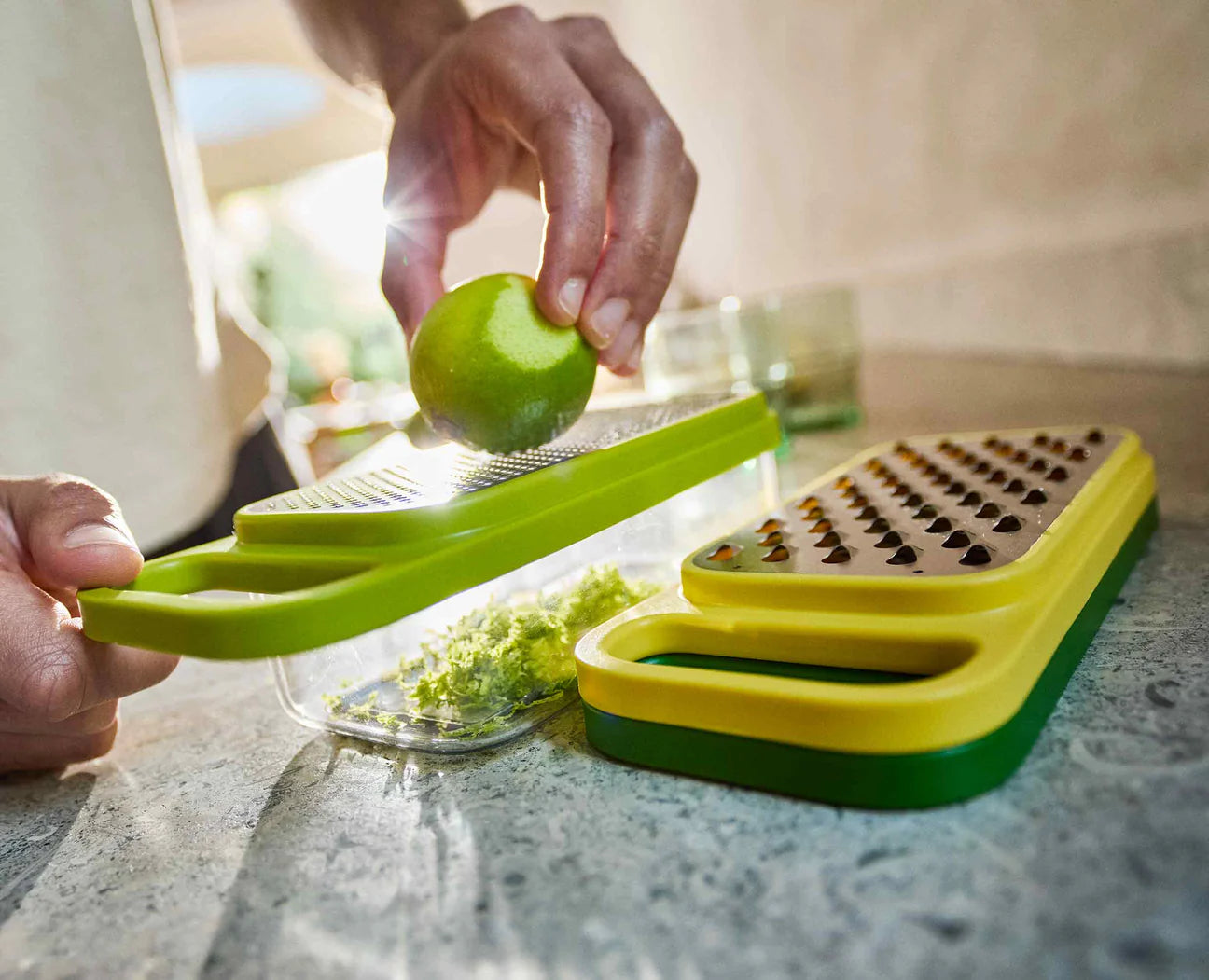 Set di grattugie 3 in 1 Multi-Grate & Store™ con contenitore