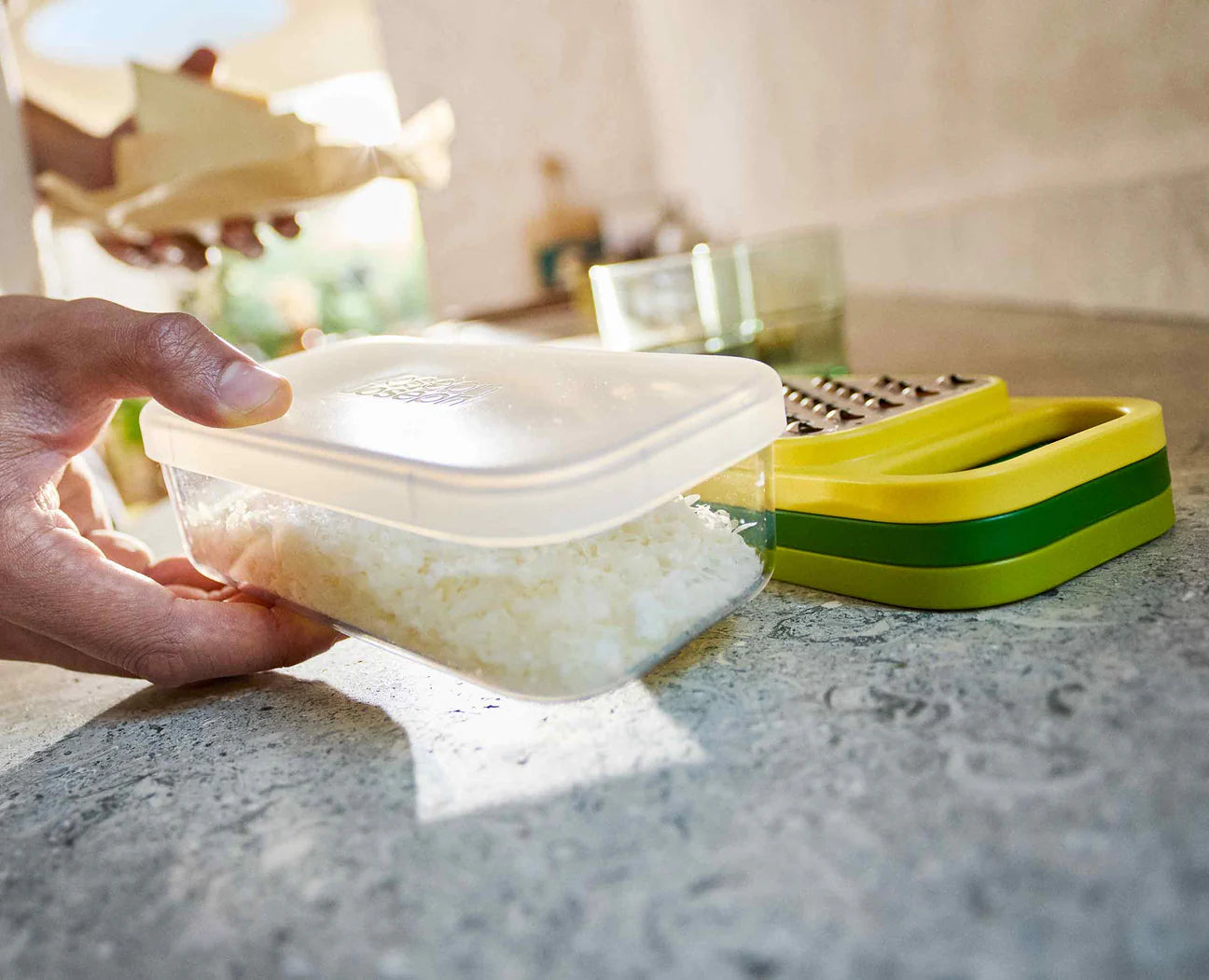 Set di grattugie 3 in 1 Multi-Grate & Store™ con contenitore
