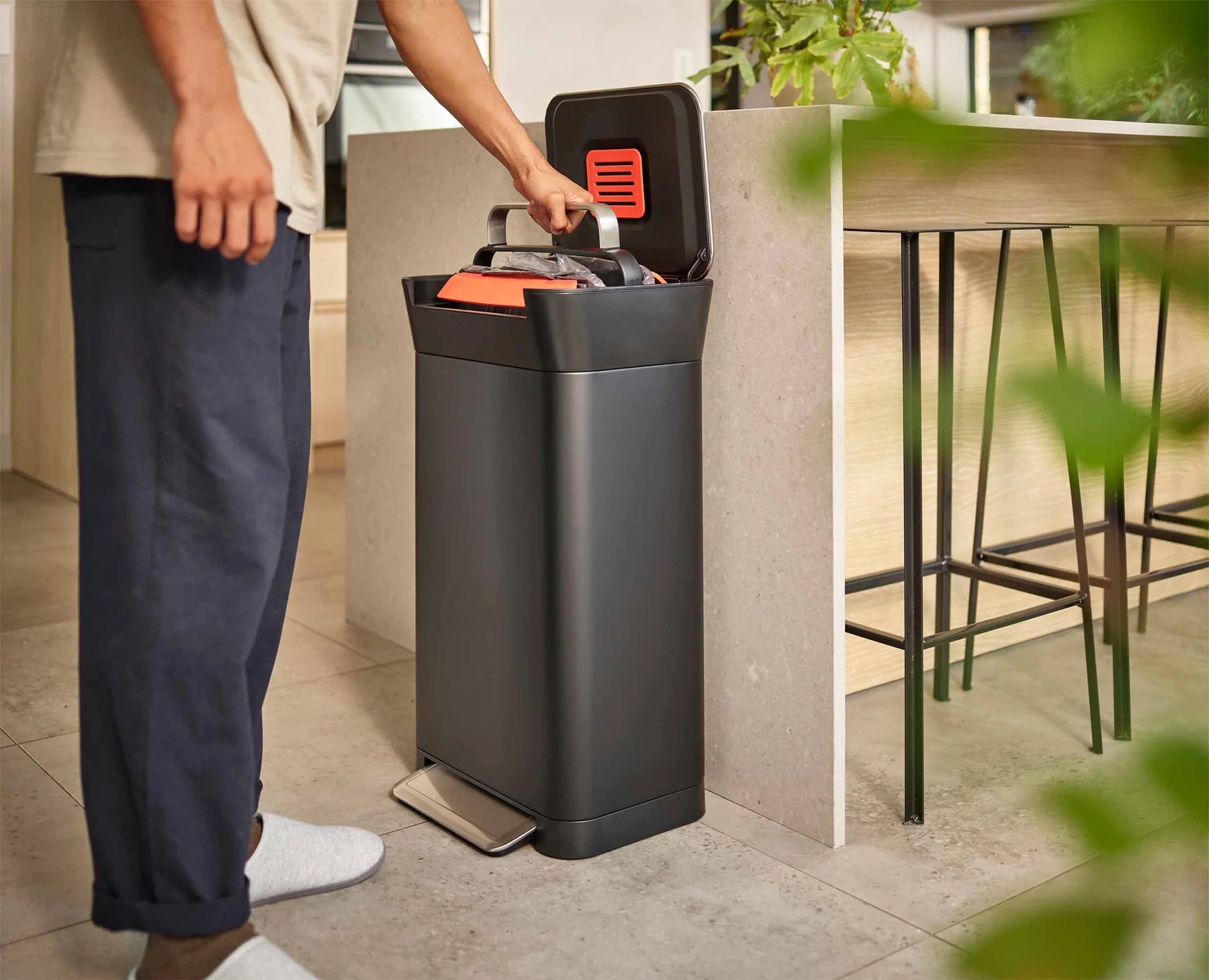 Compattatore di rifiuti Titan 30L nero