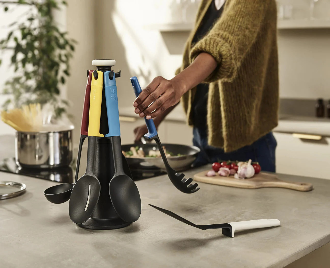 Set di utensili multicolore Elevate™ da 6 pezzi con supporto portaoggetti